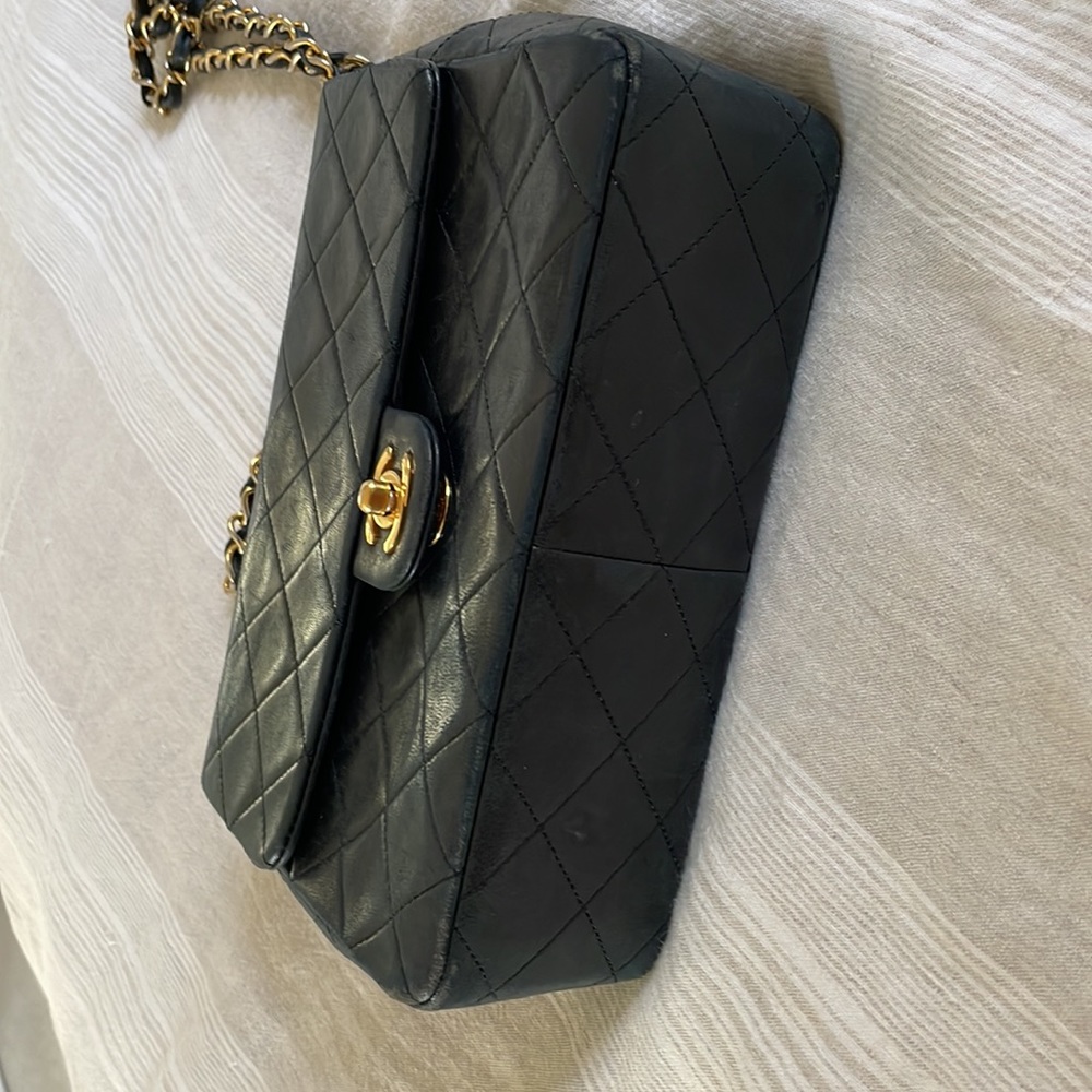 Chanel vintage black small single flap crossbody bag with gold hardware - Picture 5 of 13
